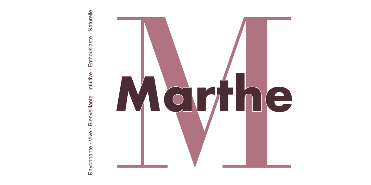 Visuel à plat du mug prénom Marthe : initiale M pleine hauteur, prénom Marthe centré et ligne verticale « Rayonnante · Vive · Bienveillante · Intuitive · Enthousiaste · Naturelle »