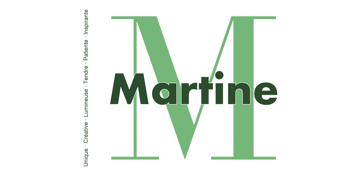 Visuel à plat du mug prénom Martine : initiale M pleine hauteur, prénom Martine centré et ligne verticale « Unique · Créative · Lumineuse · Tendre · Patiente · Inspirante »