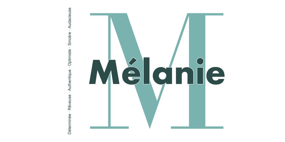 Visuel à plat du mug prénom Mélanie : initiale M pleine hauteur, prénom Mélanie centré et ligne verticale « Déterminée · Rêveuse · Authentique · Optimiste · Sincère · Audacieuse »