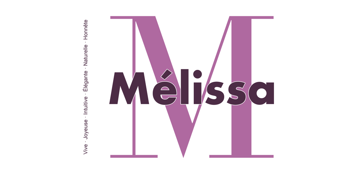 Visuel à plat du mug prénom Mélissa : initiale M pleine hauteur, prénom Mélissa centré et ligne verticale « Vive · Joyeuse · Intuitive · Élégante · Naturelle · Honnête »