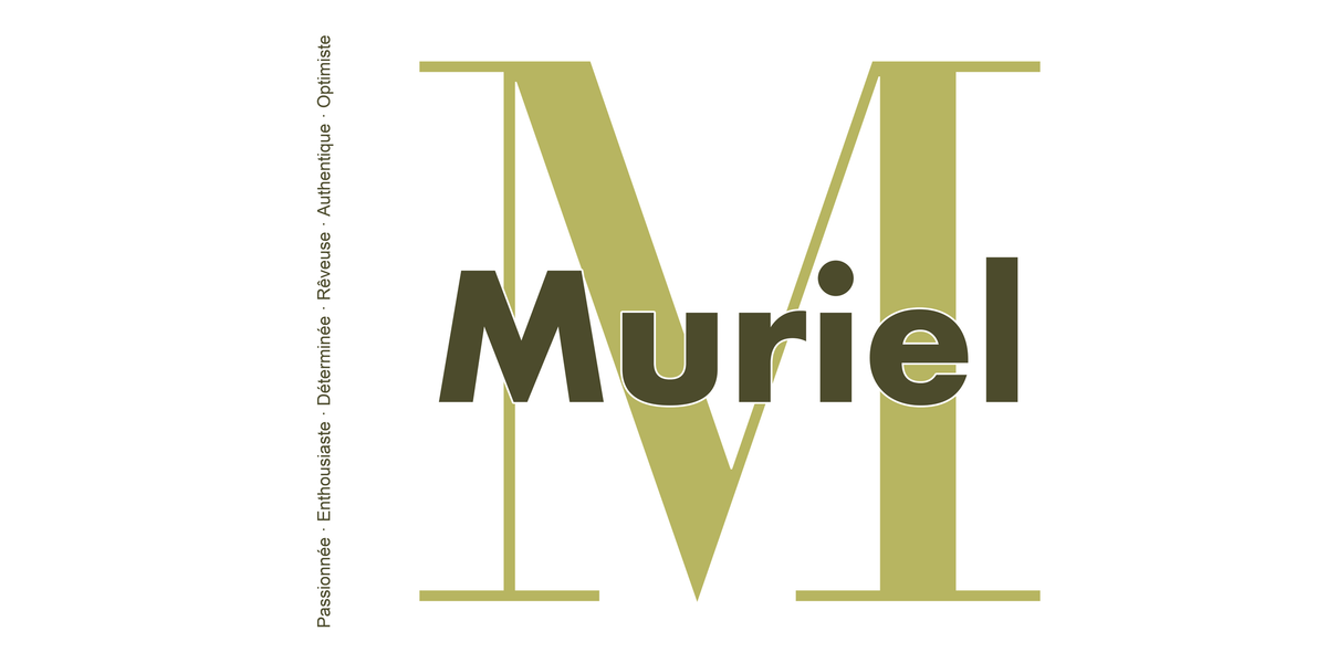Visuel à plat du mug prénom Muriel : initiale M pleine hauteur, prénom Muriel centré et ligne verticale « Passionnée · Enthousiaste · Déterminée · Rêveuse · Authentique · Optimiste »