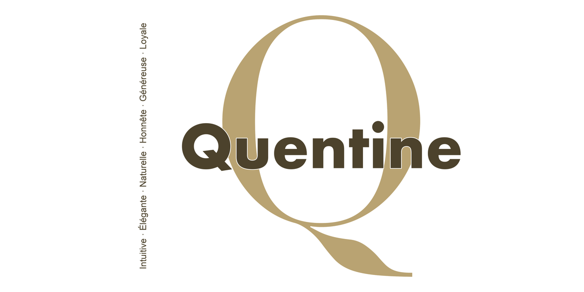 Visuel à plat du mug prénom Quentine : initiale Q pleine hauteur, prénom Quentine centré et ligne verticale « Intuitive · Élégante · Naturelle · Honnête · Généreuse · Loyale »