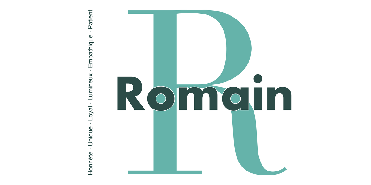 Visuel à plat du mug prénom Romain : initiale R pleine hauteur, prénom Romain centré et ligne verticale « Honnête · Unique · Loyal · Lumineux · Empathique · Patient »