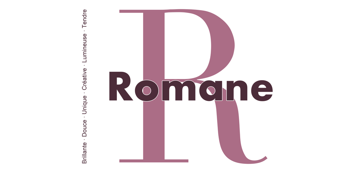 Visuel à plat du mug prénom Romane : initiale R pleine hauteur, prénom Romane centré et ligne verticale « Brillante · Douce · Unique · Créative · Lumineuse · Tendre »