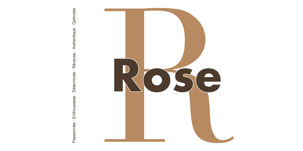 Visuel à plat du mug prénom Rose : initiale R pleine hauteur, prénom Rose centré et ligne verticale « Passionnée · Enthousiaste · Déterminée · Rêveuse · Authentique · Optimiste »