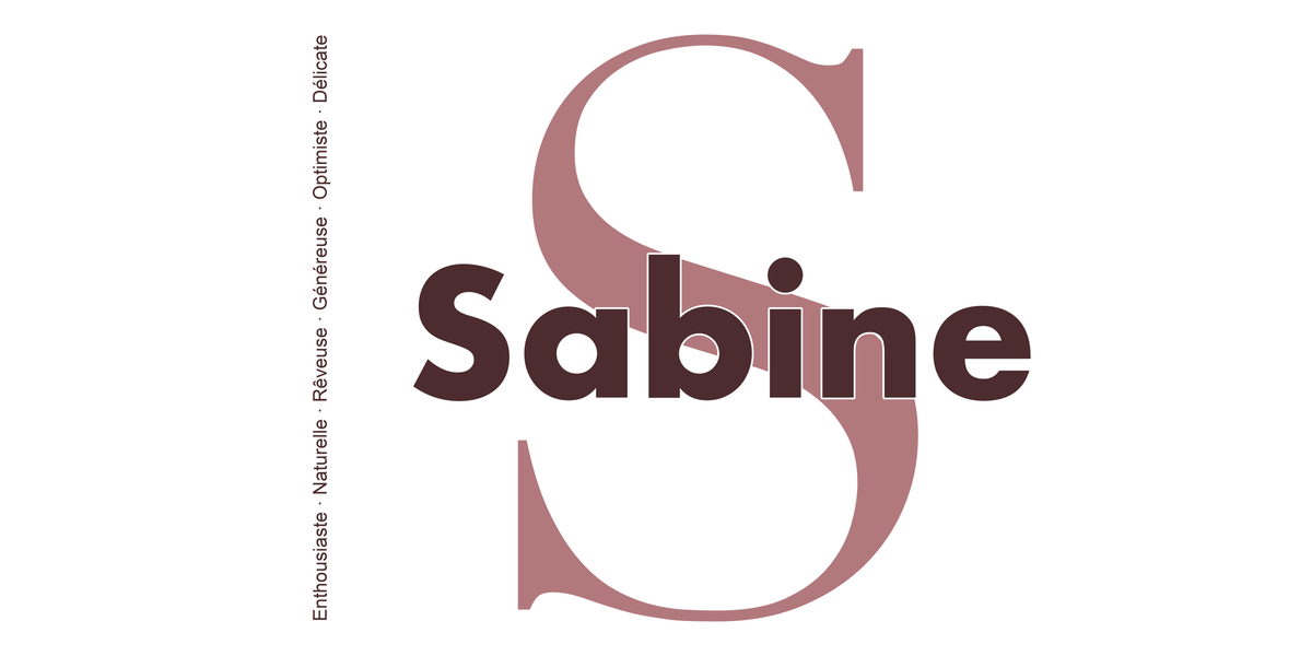 Visuel à plat du mug prénom Sabine : initiale S pleine hauteur, prénom Sabine centré et ligne verticale « Enthousiaste · Naturelle · Rêveuse · Généreuse · Optimiste · Délicate »