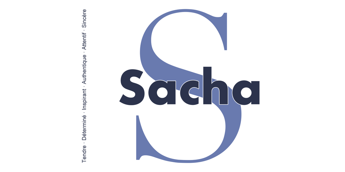 Visuel à plat du mug prénom Sacha : initiale S pleine hauteur, prénom Sacha centré et ligne verticale « Tendre · Déterminé · Inspirant · Authentique · Attentif · Sincère »