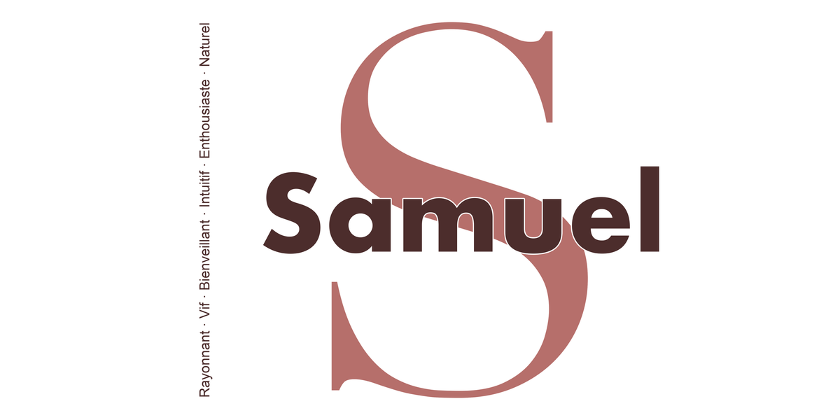 Visuel à plat du mug prénom Samuel : initiale S pleine hauteur, prénom Samuel centré et ligne verticale « Rayonnant · Vif · Bienveillant · Intuitif · Enthousiaste · Naturel »