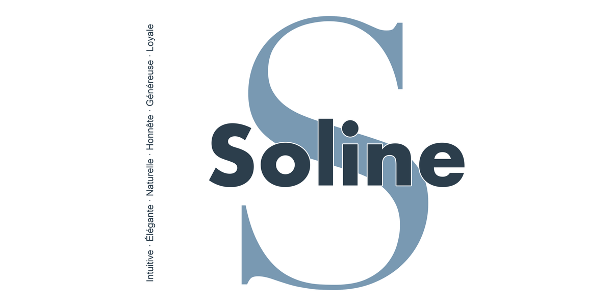 Visuel à plat du mug prénom Soline : initiale S pleine hauteur, prénom Soline centré et ligne verticale « Intuitive · Élégante · Naturelle · Honnête · Généreuse · Loyale »