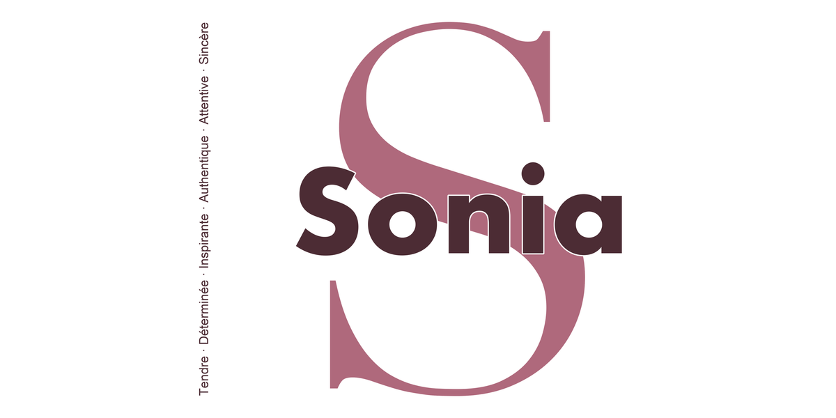 Visuel à plat du mug prénom Sonia : initiale S pleine hauteur, prénom Sonia centré et ligne verticale « Tendre · Déterminée · Inspirante · Authentique · Attentive · Sincère »