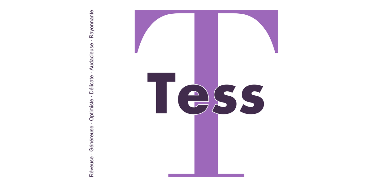 Visuel à plat du mug prénom Tess : initiale T pleine hauteur, prénom Tess centré et ligne verticale « Rêveuse · Généreuse · Optimiste · Délicate · Audacieuse · Rayonnante »