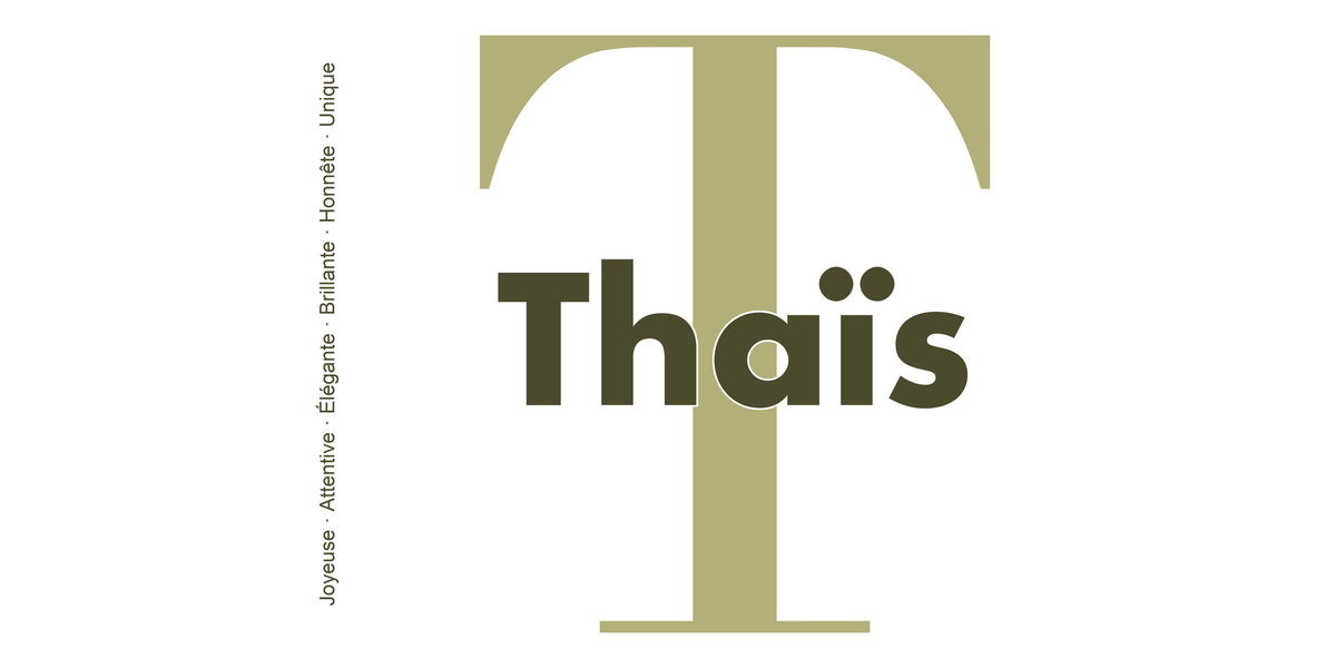 Visuel à plat du mug prénom Thaïs : initiale T pleine hauteur, prénom Thaïs centré et ligne verticale « Joyeuse · Attentive · Élégante · Brillante · Honnête · Unique »