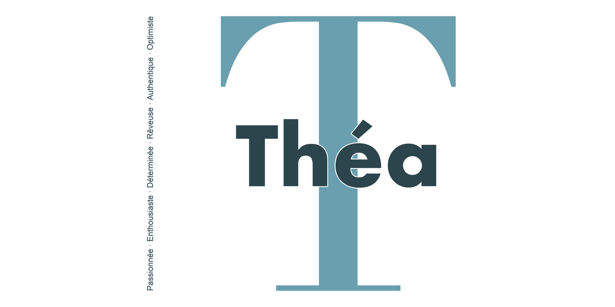 Visuel à plat du mug prénom Théa : initiale T pleine hauteur, prénom Théa centré et ligne verticale « Passionnée · Enthousiaste · Déterminée · Rêveuse · Authentique · Optimiste »
