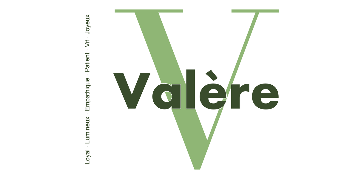 Visuel à plat du mug prénom Valère : initiale V pleine hauteur, prénom Valère centré et ligne verticale « Loyal · Lumineux · Empathique · Patient · Vif · Joyeux »