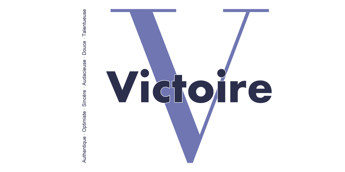 Visuel à plat du mug prénom Victoire : initiale V pleine hauteur, prénom Victoire centré et ligne verticale « Authentique · Optimiste · Sincère · Audacieuse · Douce · Talentueuse »