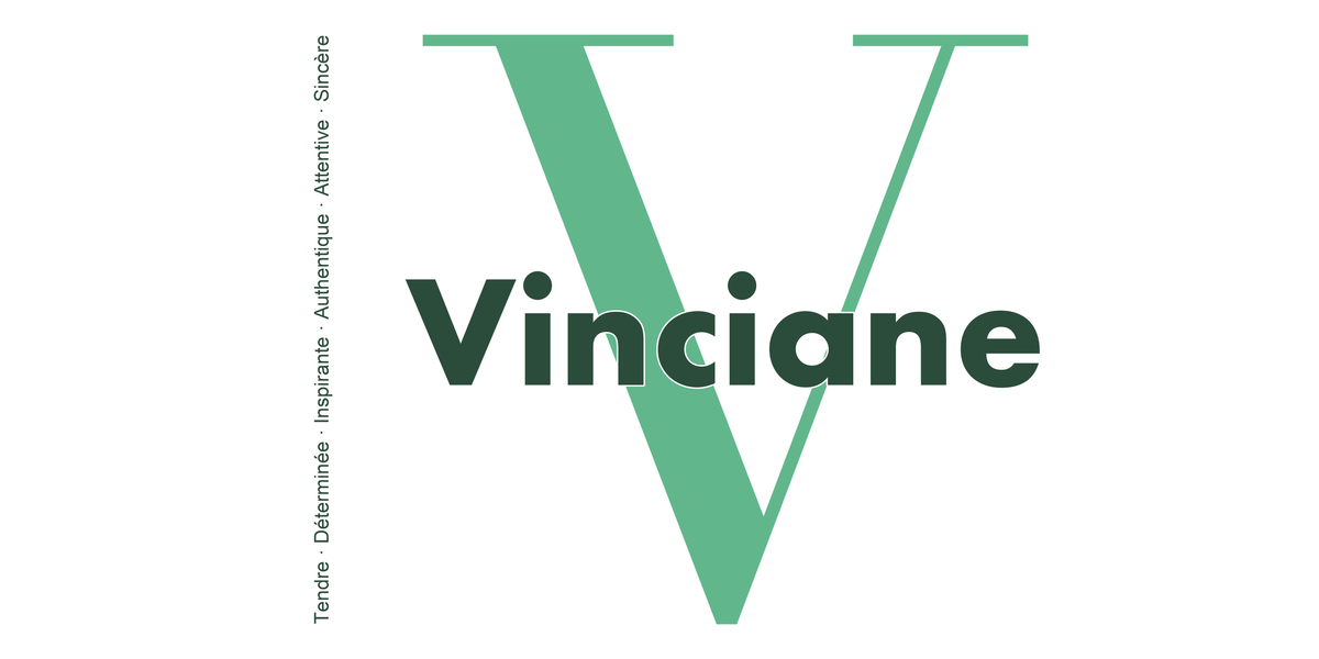 Visuel à plat du mug prénom Vinciane : initiale V pleine hauteur, prénom Vinciane centré et ligne verticale « Tendre · Déterminée · Inspirante · Authentique · Attentive · Sincère »
