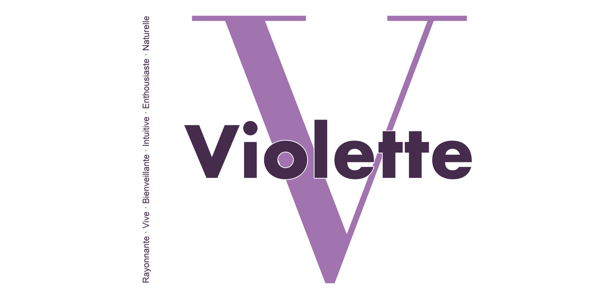 Visuel à plat du mug prénom Violette : initiale V pleine hauteur, prénom Violette centré et ligne verticale « Rayonnante · Vive · Bienveillante · Intuitive · Enthousiaste · Naturelle »