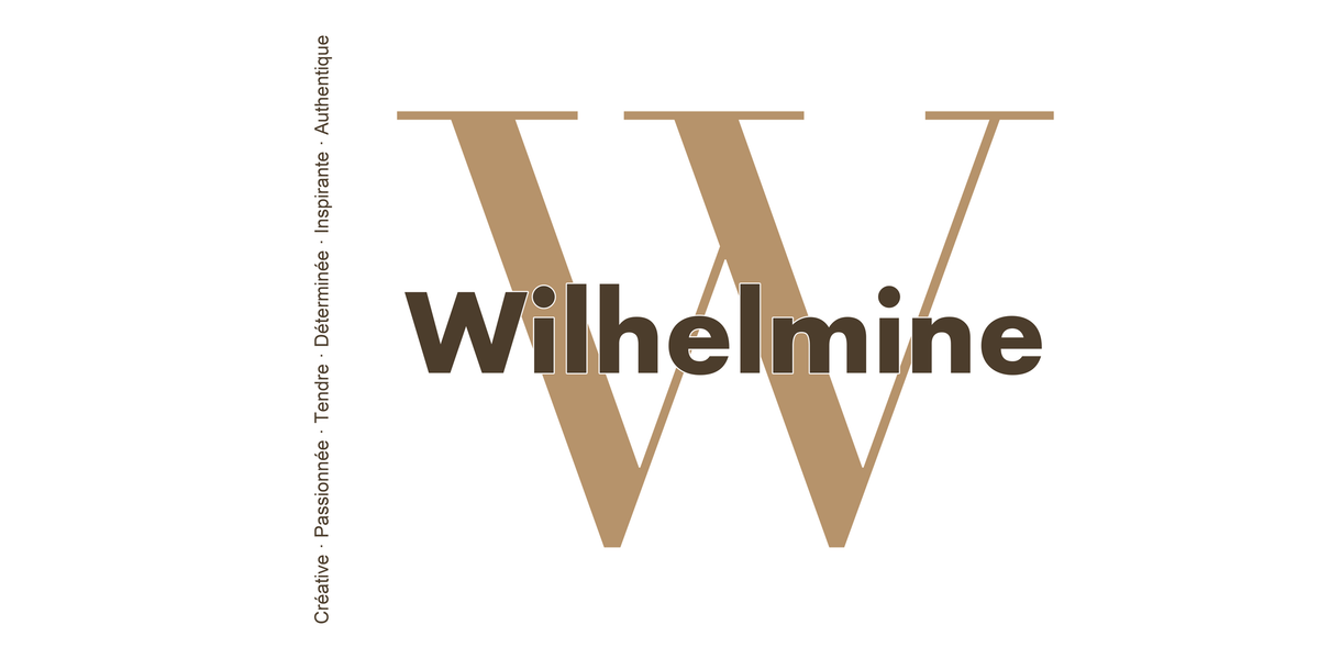 Visuel à plat du mug prénom Wilhelmine : initiale W pleine hauteur, prénom Wilhelmine centré et ligne verticale « Créative · Passionnée · Tendre · Déterminée · Inspirante · Authentique »