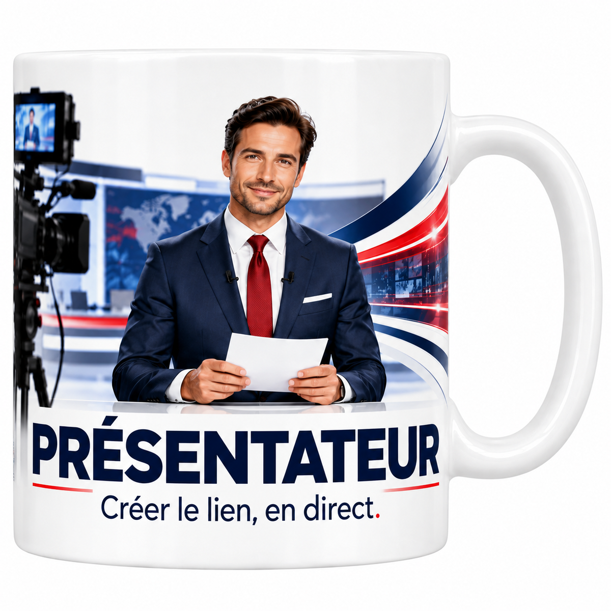 Mug présentateur en céramique blanche 330 ml, le mot PRÉSENTATEUR en grandes capitales bleu marine soulignées de rouge, la devise Créer le lien, en direct, un présentateur en costume bleu et cravate rouge tenant ses feuilles derrière le pupitre d'un plateau de journal télévisé