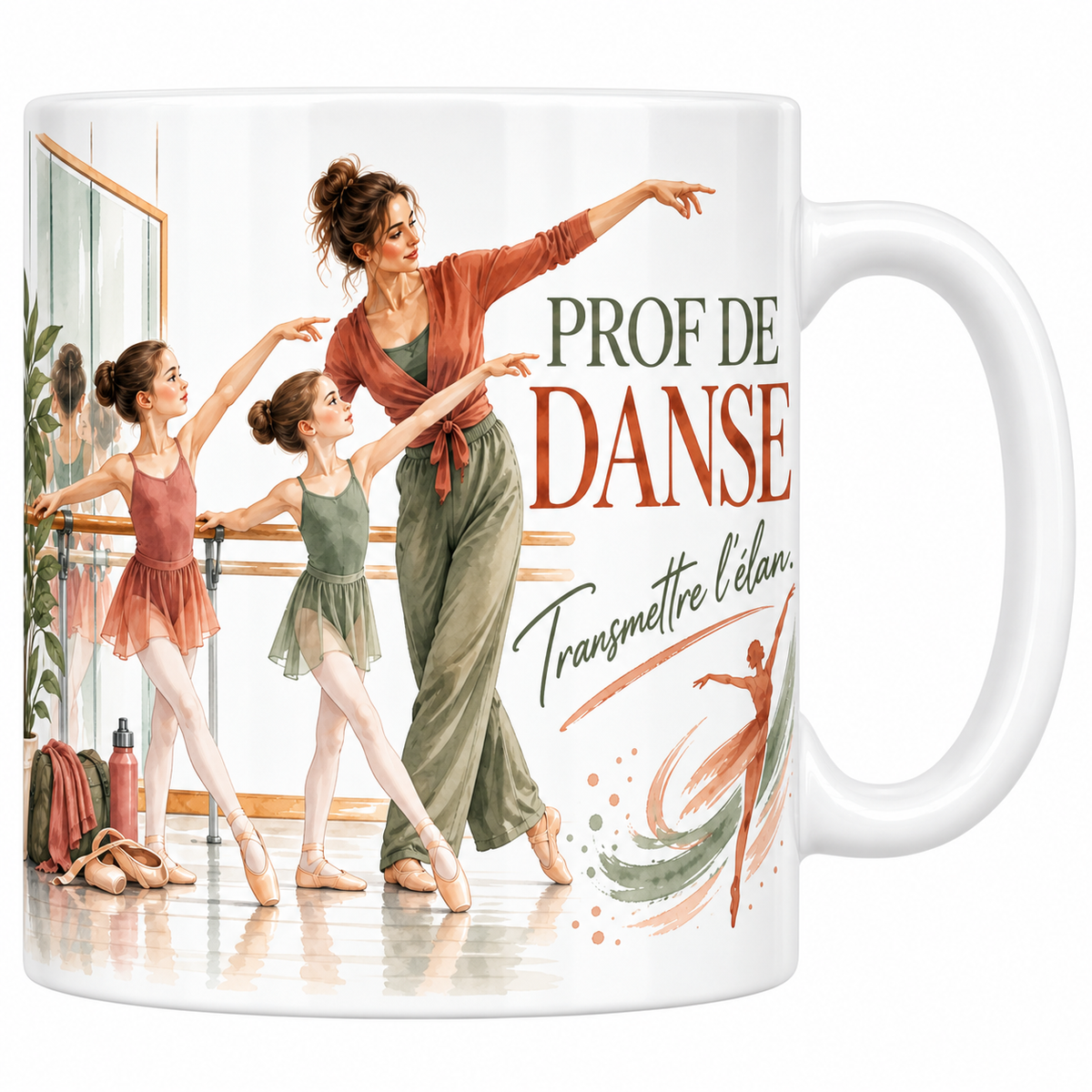 Mug prof de danse en céramique blanche 330 ml, les mots PROF DE en capitales vert olive et DANSE en capitales terracotta, la devise manuscrite Transmettre l'élan, une professeure corrigeant deux élèves à la barre dans un studio à miroir, des pointes posées au sol