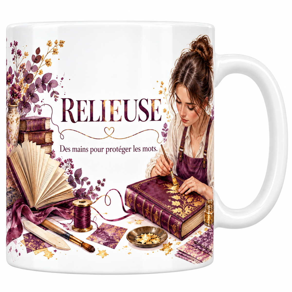 Mug relieuse en céramique blanche 330 ml, le mot RELIEUSE en grandes capitales prune, la devise Des mains pour protéger les mots, une relieuse en tablier prune dorant au pinceau un décor de feuillages sur un livre bordeaux, un vieux livre ouvert en éventail et des fleurs séchées mauves