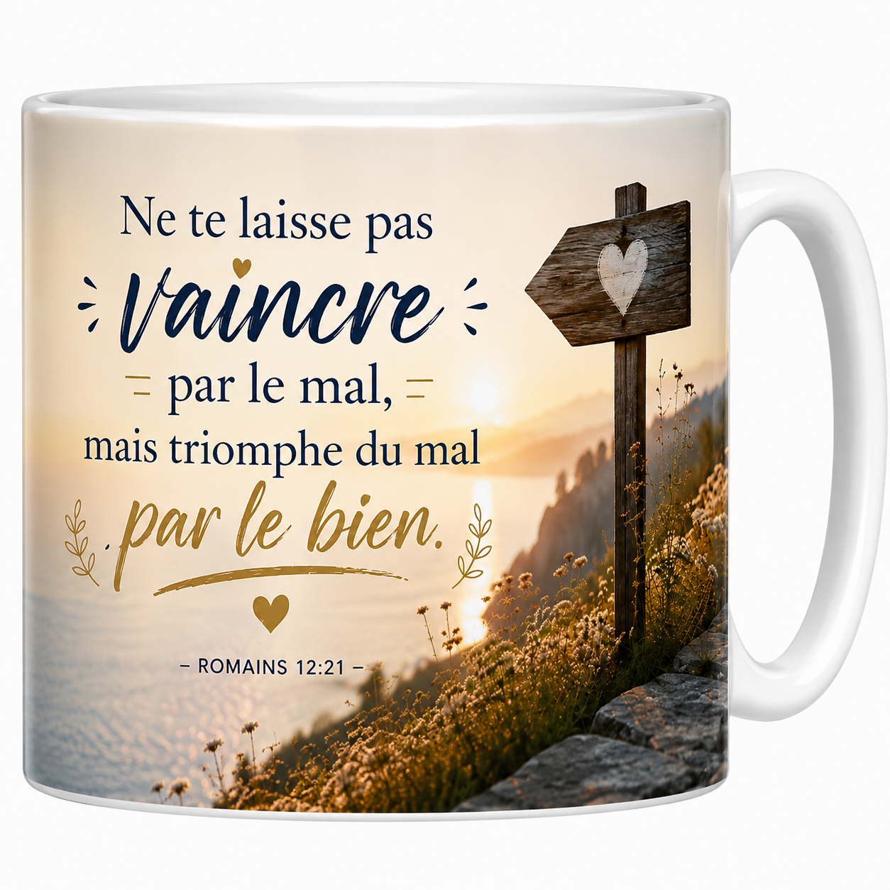Mug Romains 12:21 330 ml, panneau de bois au cœur blanc face à la mer au couchant