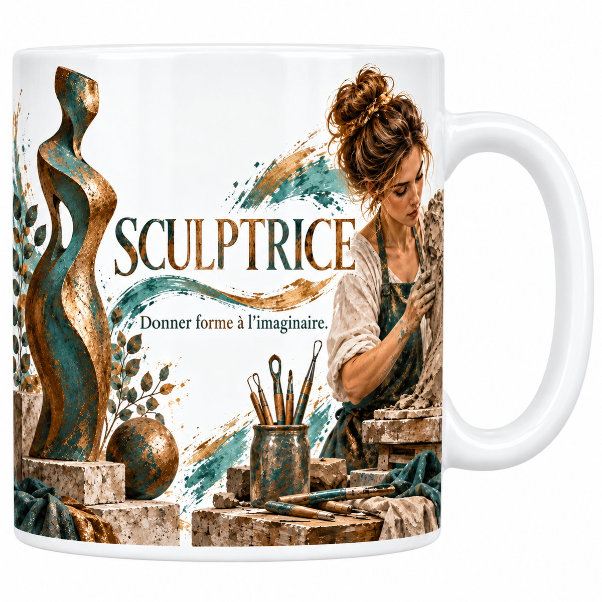 Mug sculptrice en céramique blanche 330 ml, le mot SCULPTRICE en grandes capitales texturées or et vert-de-gris, la devise Donner forme à l'imaginaire, une sculptrice en tablier vert modelant un buste de terre, une sculpture abstraite bronze sur socle de pierre