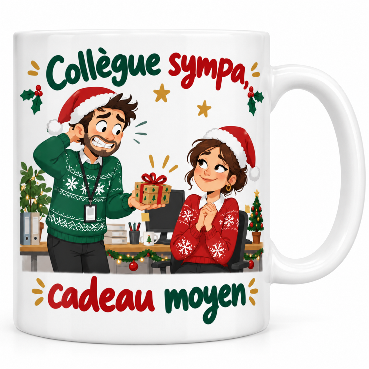 Mug blanc céramique Secret Santa « Collègue sympa, cadeau moyen » : un collègue gêné tend un petit paquet à sa voisine de bureau qui le regarde, mi-touchée mi-amusée, au milieu des guirlandes du bureau