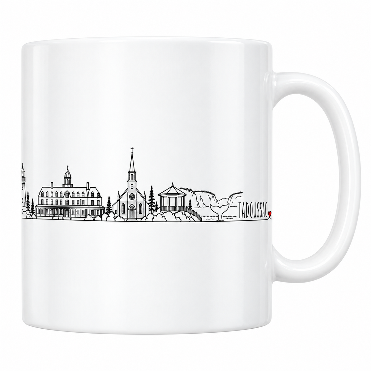 Mug blanc en céramique 330 ml illustré du skyline de Tadoussac au trait noir : le long hôtel à lucarnes et à coupole, l'église blanche et sa haute flèche, le kiosque à colonnes et la dune qui descend vers le fleuve