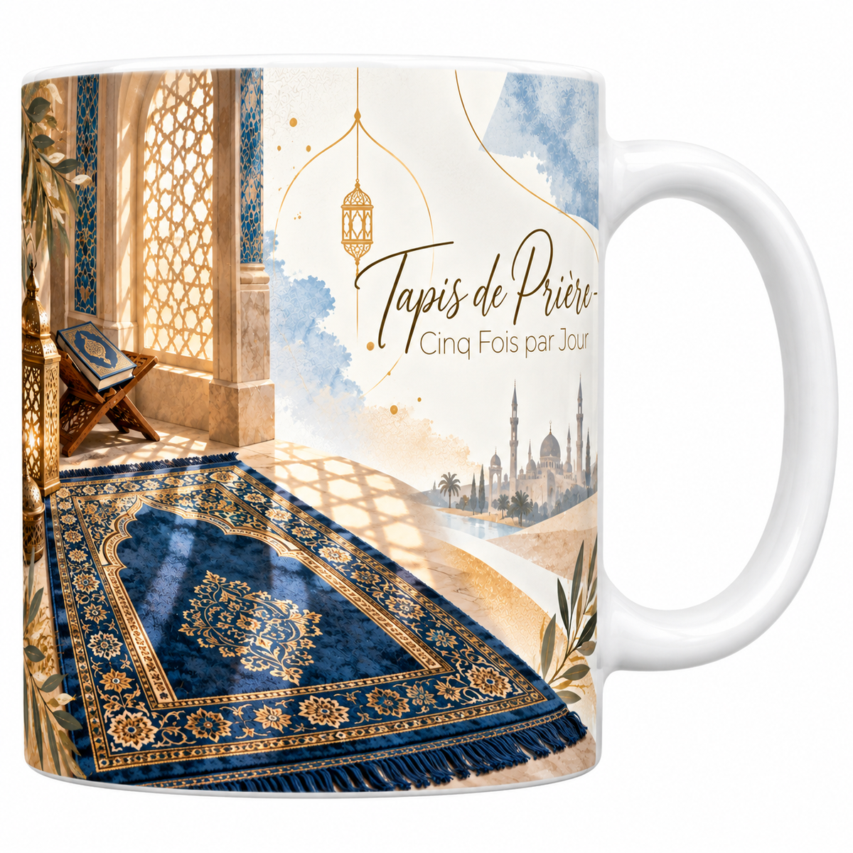 Mug céramique blanche 330 ml illustré d'un tapis de prière bleu nuit à l'aquarelle, déroulé sur un sol clair devant une arcade ajourée, un porte-Coran en bois sculpté et une lanterne, un minaret au loin et le titre Tapis de Prière - Cinq Fois par Jour en lettres dorées