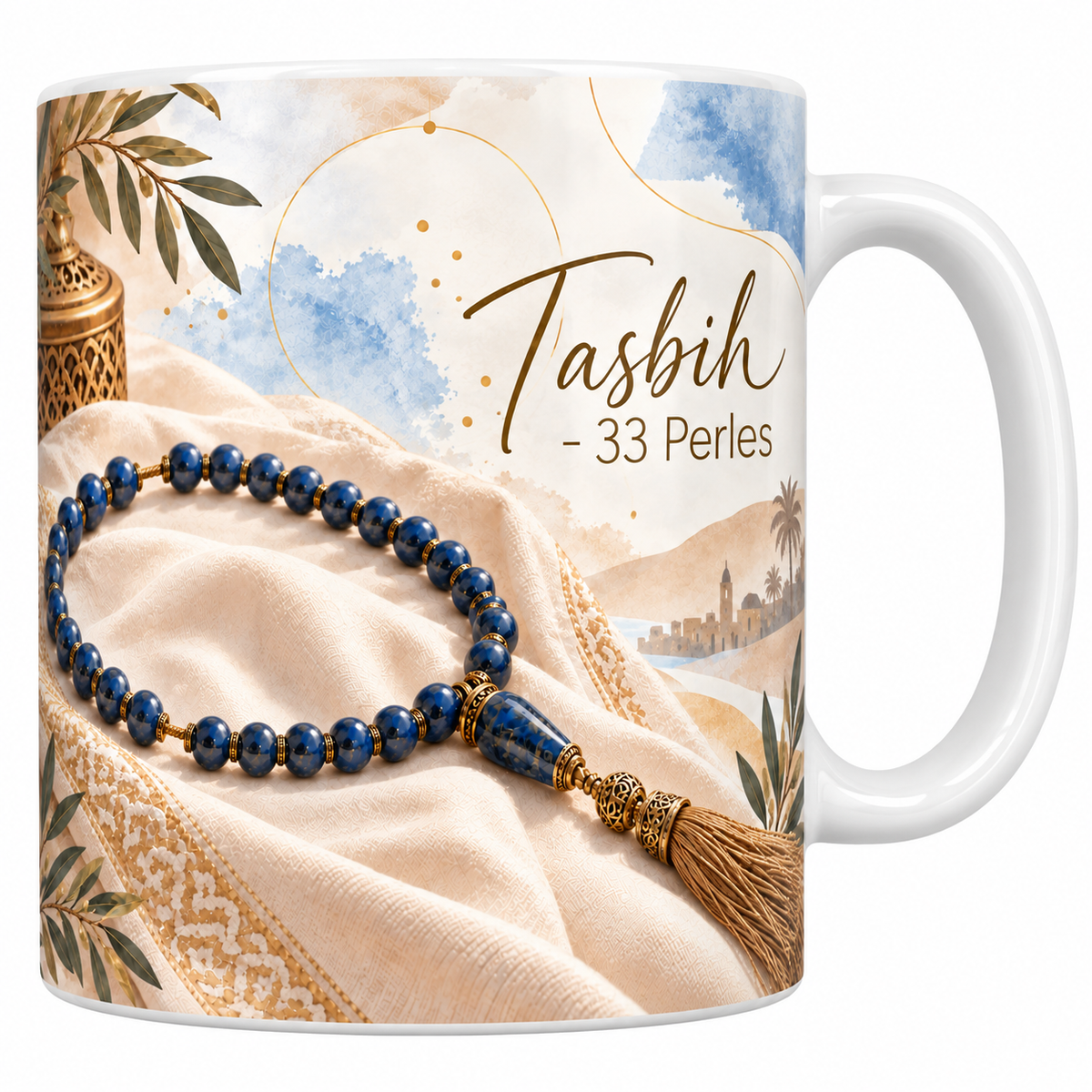 Mug céramique blanche 330 ml illustré d'un tasbih à l'aquarelle, son chapelet de perles bleu nuit et son gland doré posés sur une étoffe crème brodée, un paysage de dunes et de palmiers à l'arrière-plan et le titre Tasbih - 33 Perles en lettres dorées