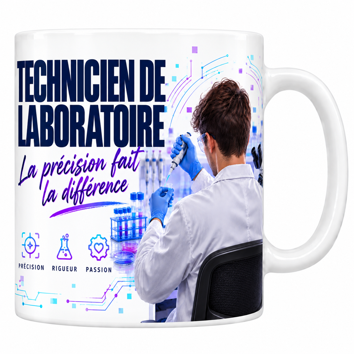 Mug technicien de laboratoire en céramique blanche 330 ml, décor de circuits imprimés bleu et violet, la mention TECHNICIEN DE LABORATOIRE en grand et la phrase manuscrite La Précision Fait la Différence, un technicien en blouse blanche assis de dos, micropipette à la main, trois valeurs précision, rigueur, passion