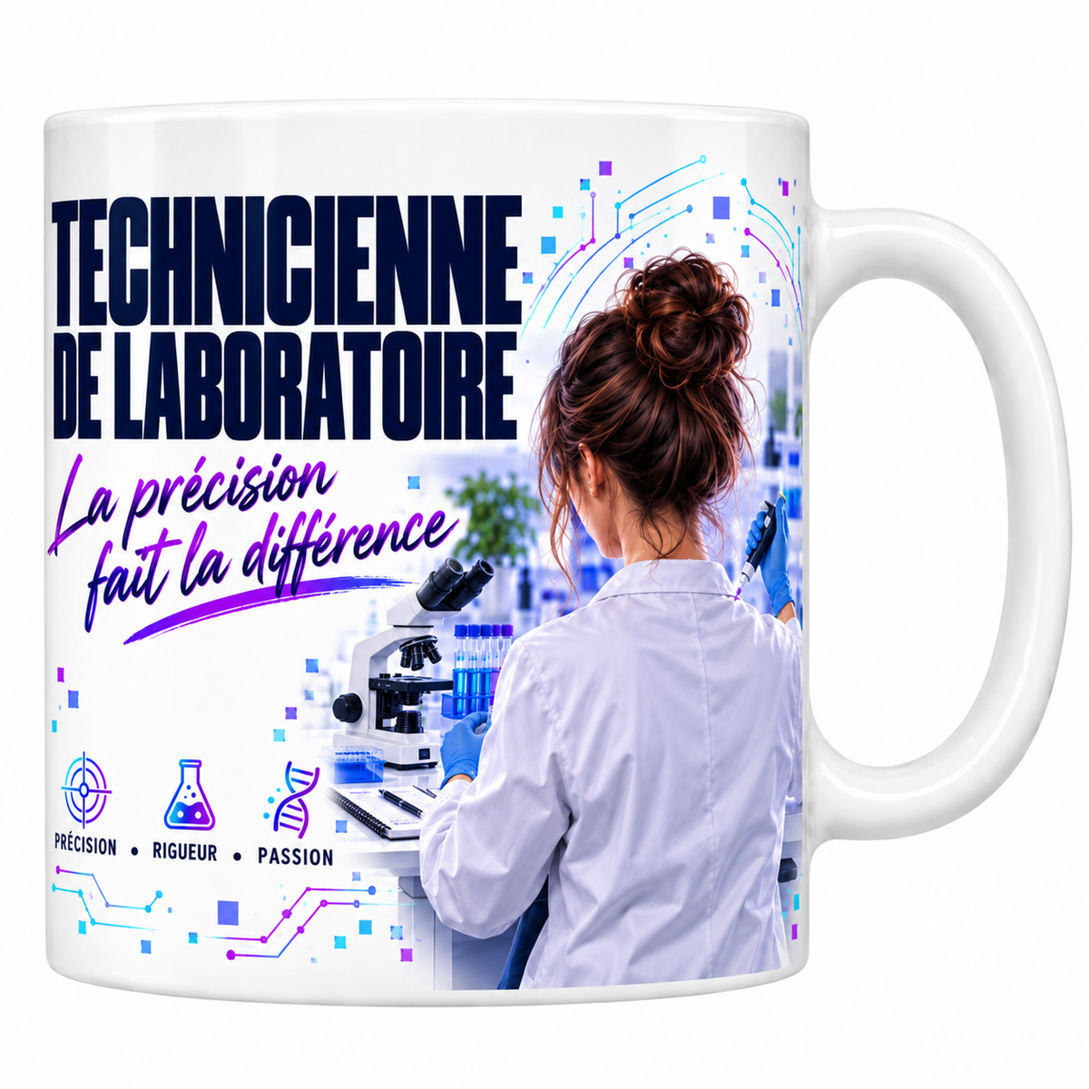 Mug technicienne de laboratoire en céramique blanche 330 ml, décor de circuits imprimés bleu et violet, la mention TECHNICIENNE DE LABORATOIRE en grand et la phrase manuscrite La Précision Fait la Différence, une technicienne en blouse blanche assise de dos, micropipette à la main, trois valeurs précision, rigueur, passion