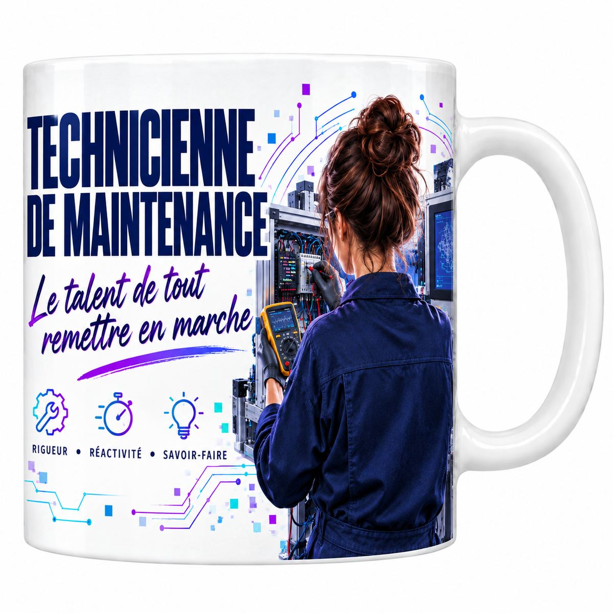 Mug technicienne de maintenance en céramique blanche 330 ml, décor de circuits imprimés bleu et violet, la mention TECHNICIENNE DE MAINTENANCE en grand et la phrase manuscrite Le Talent de Tout Remettre en Marche, une technicienne debout de dos, multimètre en main, trois valeurs rigueur, réactivité, savoir-faire