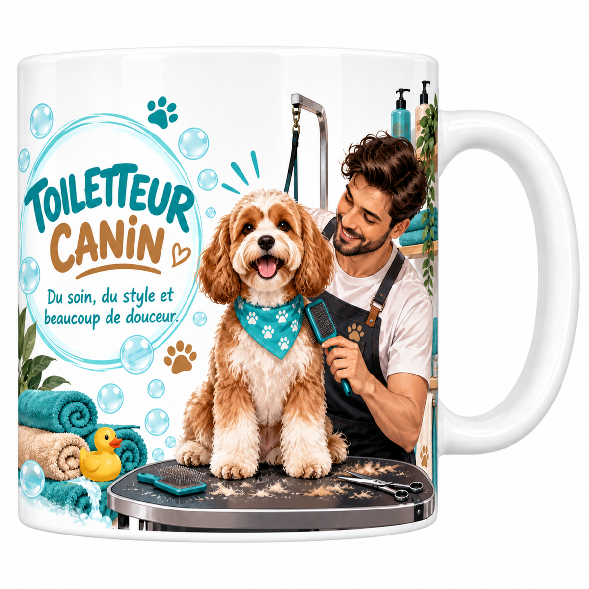 Mug toiletteur canin en céramique blanche 330 ml, le mot TOILETTEUR en capitales bleu canard et CANIN en orange dans un cercle de bulles turquoise, la devise Du soin, du style et beaucoup de douceur, un toiletteur en tablier noir brossant un chien beige au foulard turquoise sur une table de toilettage