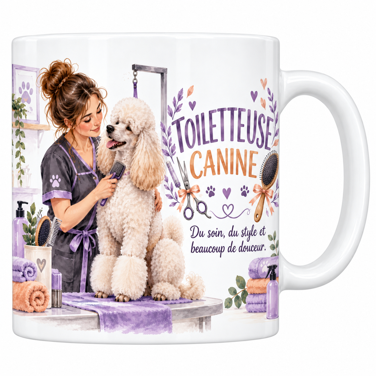 Mug toiletteuse canine en céramique blanche 330 ml, le mot TOILETTEUSE en capitales violet améthyste et CANINE en orange dans une couronne aquarelle de ciseaux, brosses et feuillages, la devise Du soin, du style et beaucoup de douceur, une toiletteuse en tablier violet peignant un caniche blanc