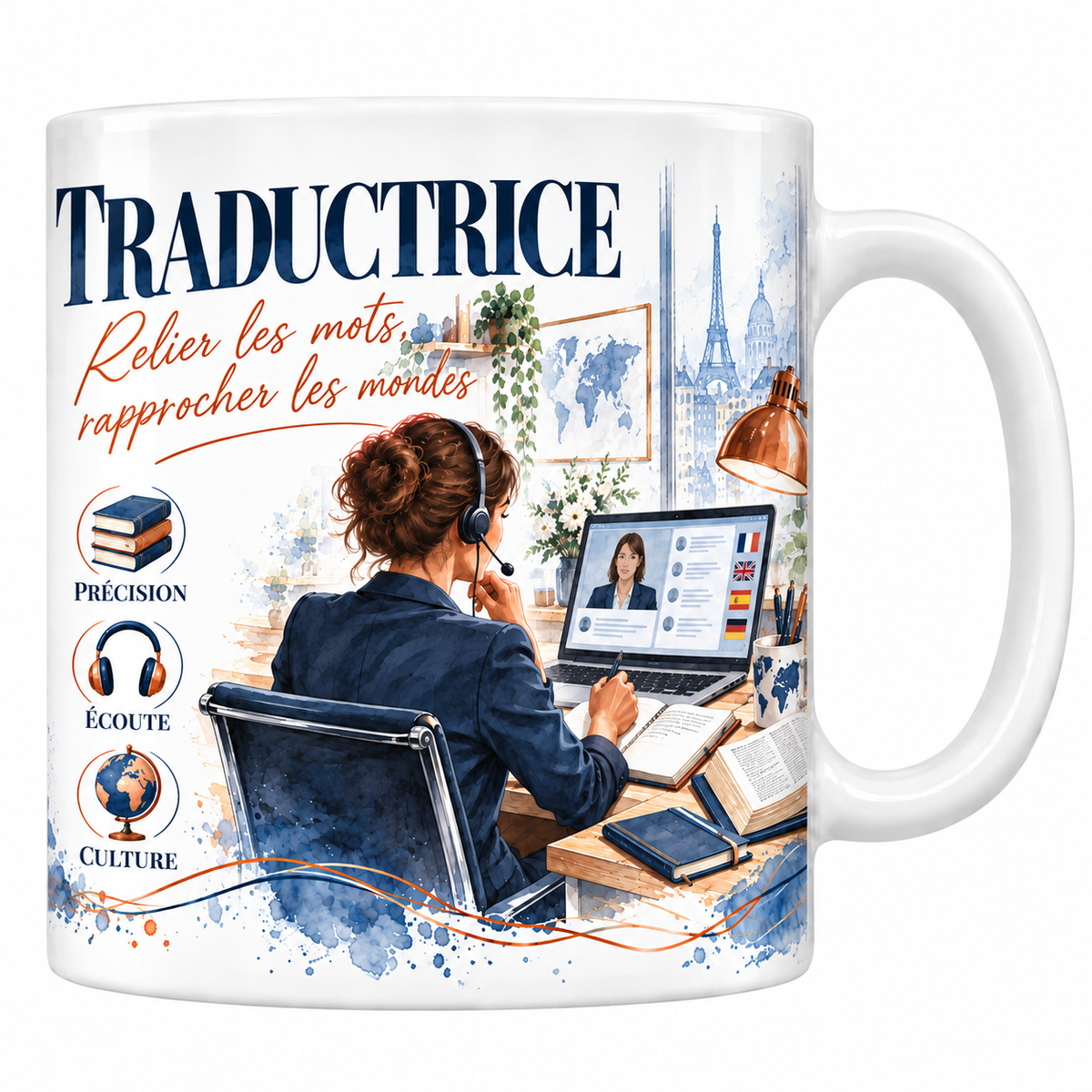 Mug traductrice en céramique blanche 330 ml, aquarelle bleu marine et cuivre, le mot TRADUCTRICE en grand et la mention manuscrite Relier les Mots, Rapprocher les Mondes, une traductrice au casque assise de dos devant ses dictionnaires, trois valeurs précision, écoute, culture