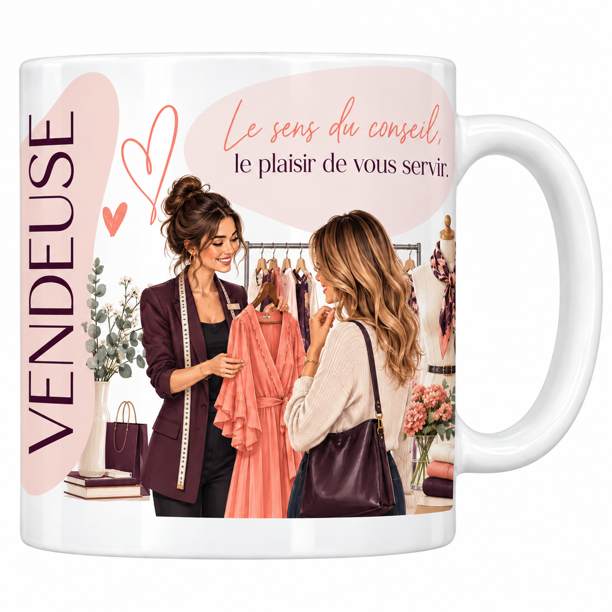 Mug vendeuse en céramique blanche 330 ml, le mot VENDEUSE en capitales violet prune à la verticale et la devise manuscrite rose Le Sens du Conseil, le Plaisir de Vous Servir, une vendeuse présentant une robe à une cliente, cœurs et fleurs roses